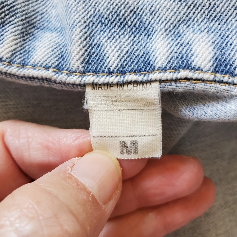 HengSheng Distressed Crop Denim Jacket. Size M - Picture 5 of 5
